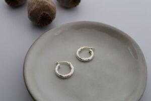 ORECCHINI CERCHI MARTELLATI MINI