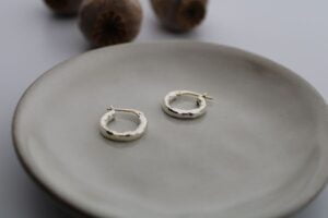 ORECCHINI CERCHI MARTELLATI MINI